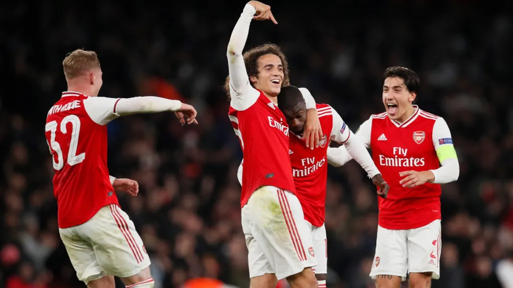 Nicolas Pépé (druhý zprava) slaví se spoluhráči z Arsenalu gól