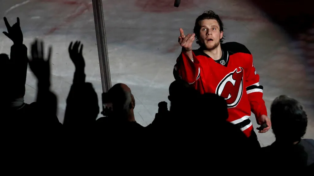 Pavel Zacha hází puk fanouškům