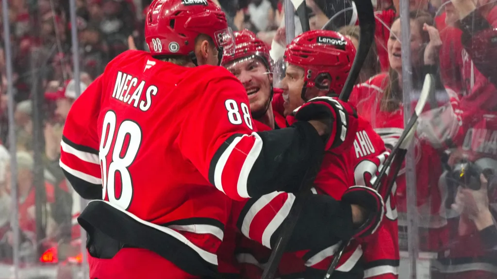 Martin Nečas slaví se spoluhráči