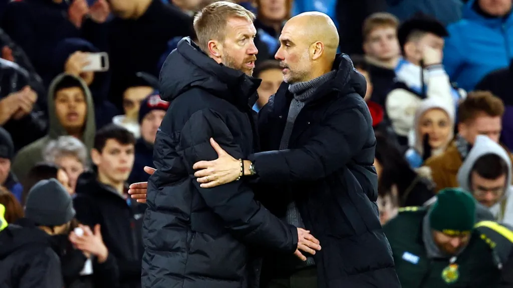 Trenér Manchesteru City Pep Guardiola (vpravo) si podává ruku s koučem Chelsea Grahamem Potterem