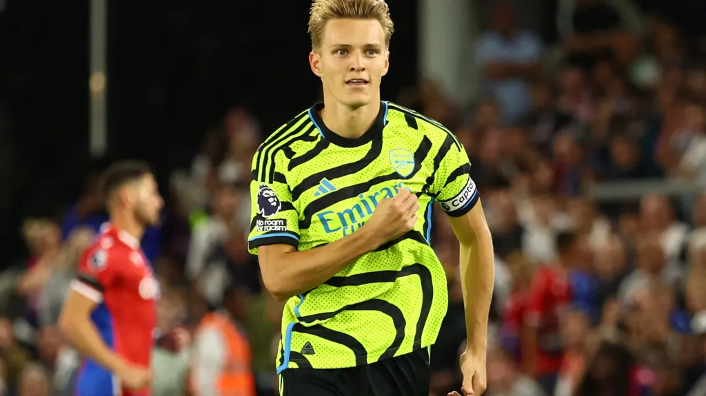 Martin Ödegaard slaví gól na hřišti Crystal Palace