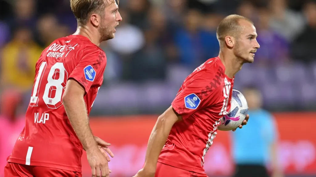 Václav Černý z Twente (vpravo) po vstřeleném gólu
