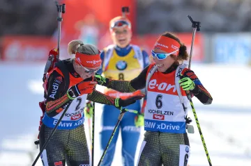 Soukalová (v pozadí ve žlutém) v cíli stíhačky SP v Hochfilzenu