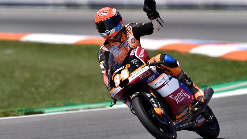 Jakub Kornfeil zdraví diváky po kvalifikaci v Brně