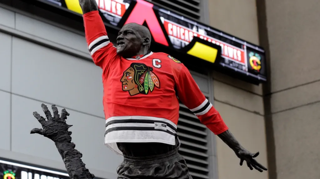 Socha Michaela Jordana v dresu Chicago Blackhawks