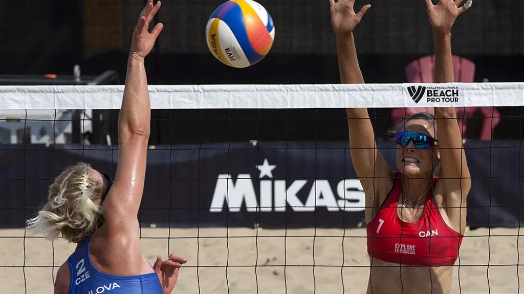 Marie-Sára Štochlová smečuje na turnaji v Edmontonu