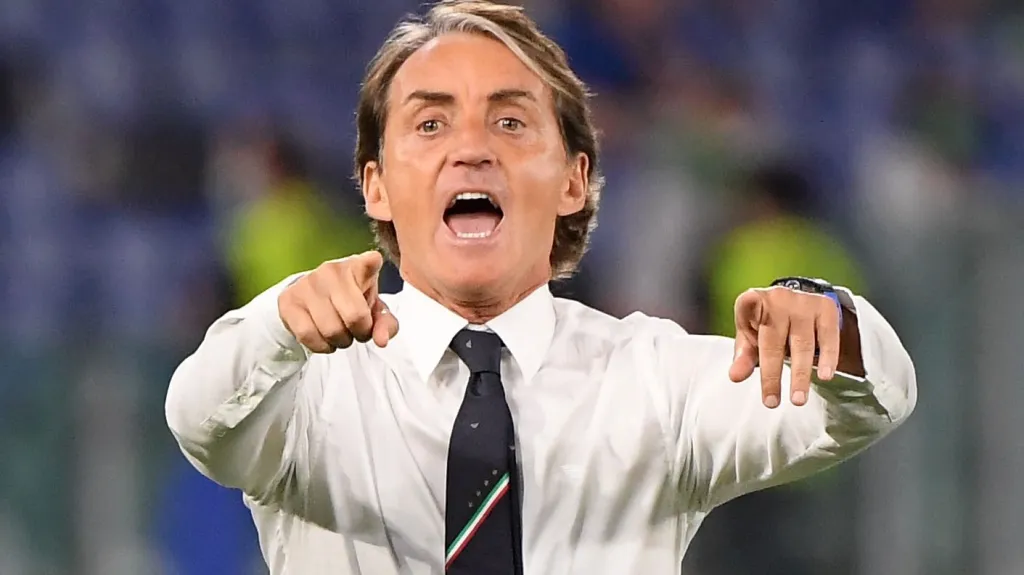 Italský trenér Roberto Mancini dává instrukce v úvodním zápase ME proti Turecku