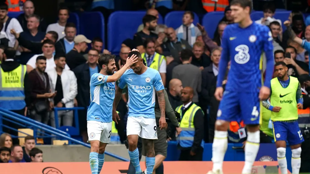 Gabriel Jesus (uprostřed) z Manchesteru City slaví gól v síti Chelsea