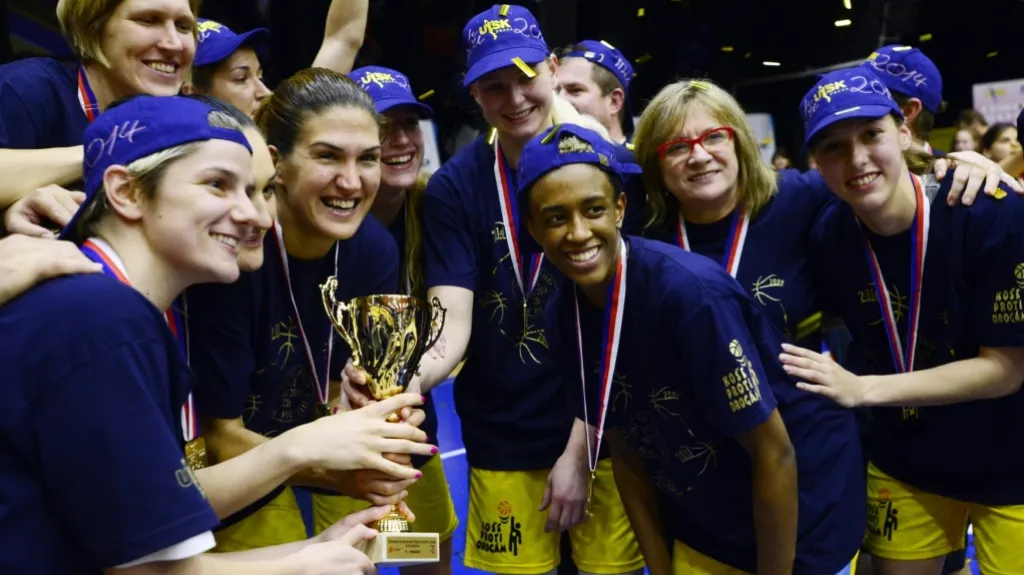 Laia Palauová (nejblíže u poháru) se raduje z triumfu basketbalistek USK