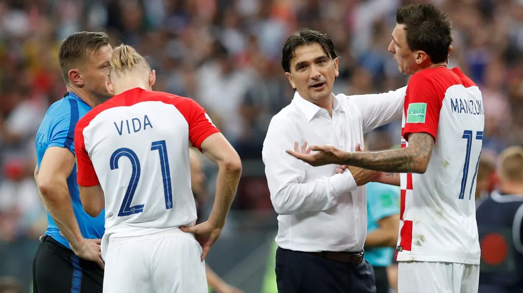 Chorvatský kouč Zlatko Dalič diskutuje se svými svěřenci