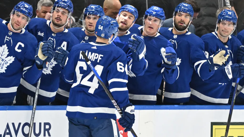 David Kämpf oslavuje se spoluhráči z Toronta gól v NHL