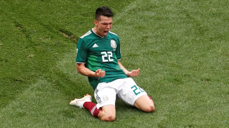 Mexičan Hirving Lozano se raduje z gólu v síti Německa