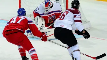 Kaspars Daugavinš z Lotyšska překonává českého brankáře Alexandra Saláka