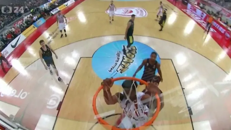 Basketbalisté Fenerbahce v Eurolize vysoko prohráli v Pireu