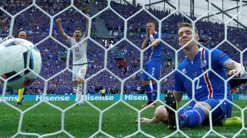 Vlastní gól Saevarssona v síti Islanďanů