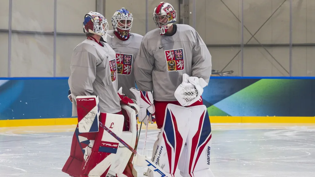 Čeští brankáři Lukáš Dostál, Karel Vejmelka a Daniel Vladař (zleva)