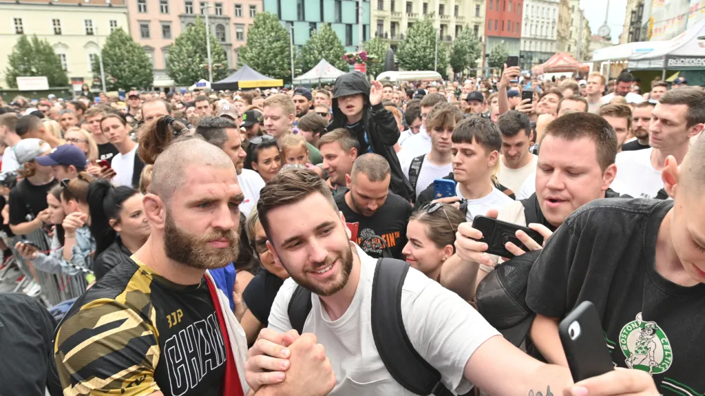 Vřelé uvítání šampiona UFC Jiřího Procházky