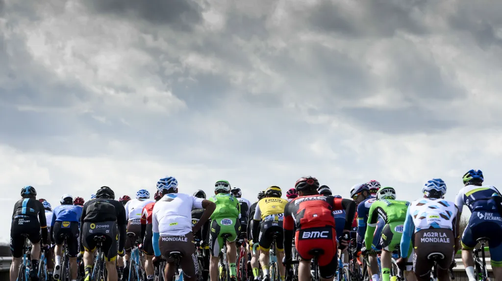 Cyklistický peleton během jednorázového závodu Gent-Wevelgem