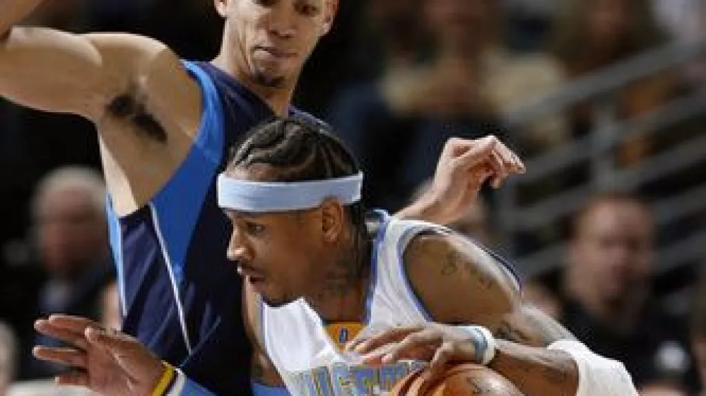 Allen Iverson z týmu Denver Nuggets (vpředu) a Devin Harris z Dallas Mavericks v utkání basketbalové NBA.
