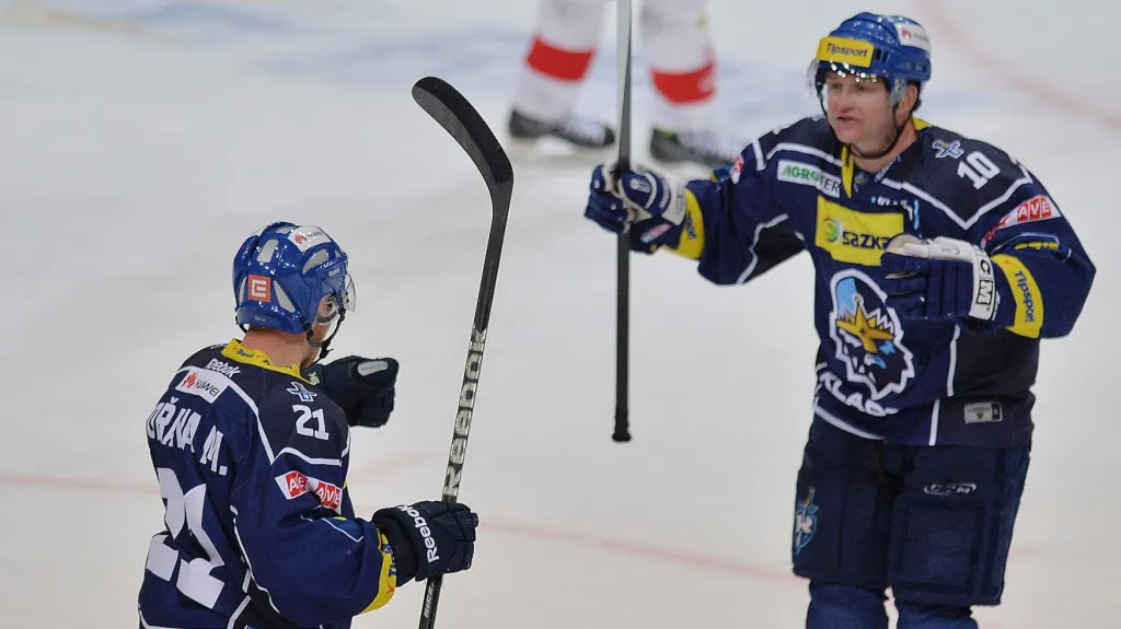 Pavel Patera (vpravo) slaví s Miroslavem Hořavou vstřelenou branku