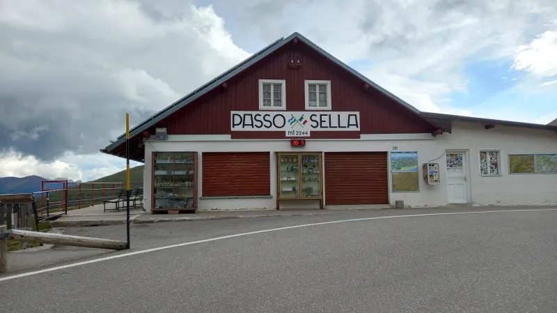 Fotogenický domeček na vrcholu Passo Sella