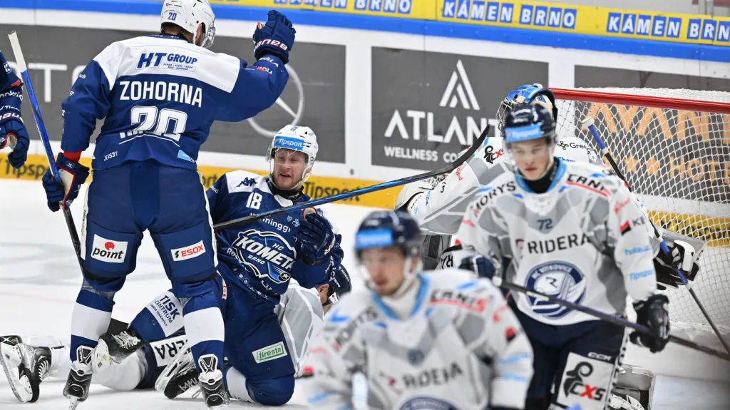 Útočník Komety Brno Adam Zbořil se raduje s Hynkem Zohornou v utkání proti Vítkovicím