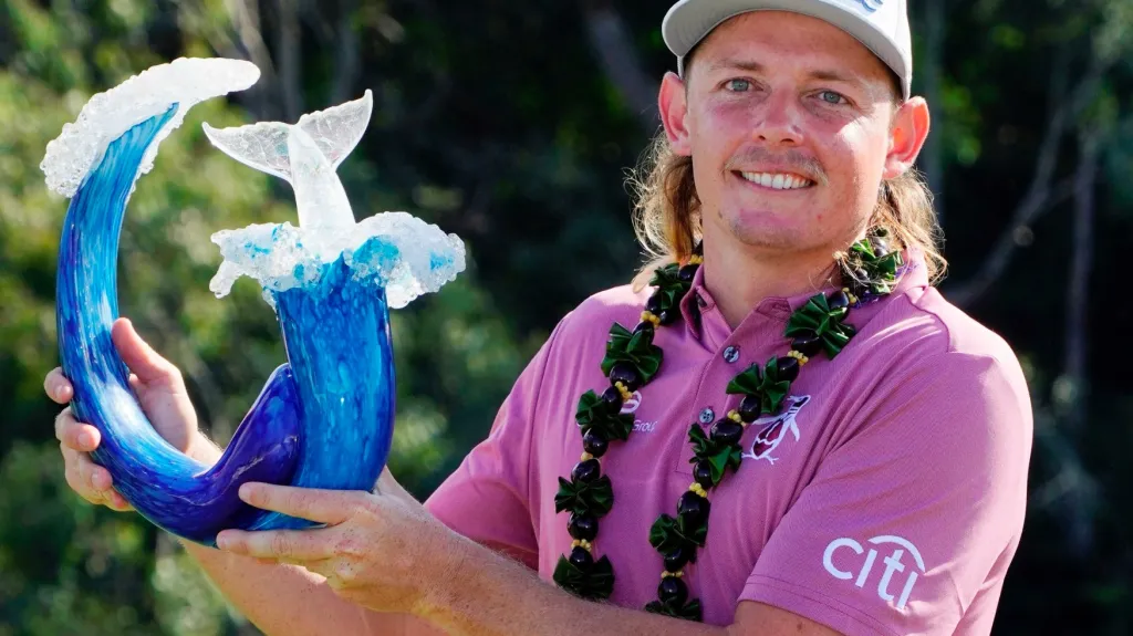 Cameron Smith s trofejí pro vítěze havajského turnaje