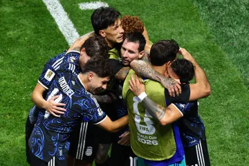 Lionel Messi v objetí spoluhráčů z Argentiny