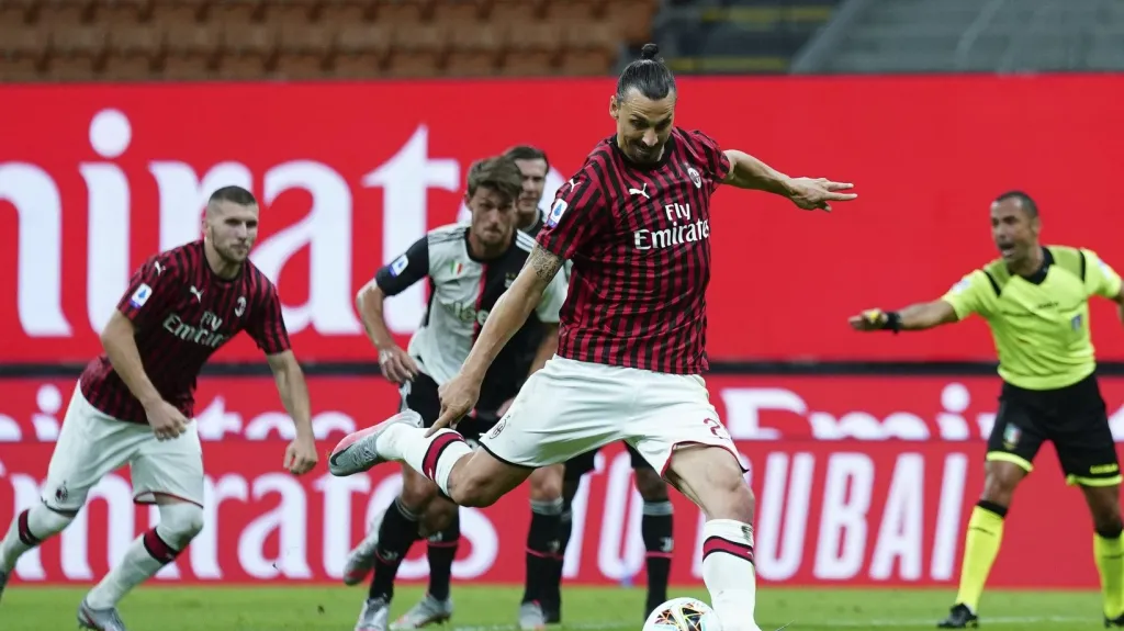 Zlatan Ibrahimovic z AC Milán dává gól Juventusu