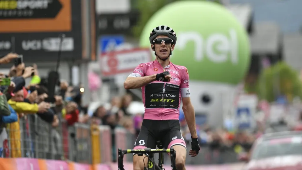 Simon Yates slaví vítězství v etapě 