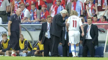 Porada s Nedvědem. Česká republika hraje zápas Eura 2004, ve kterém smolně prohrává s Řeckem 0:1