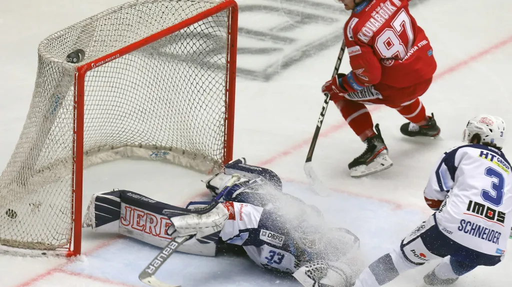 Michal Kovařčík skóruje proti Kometě