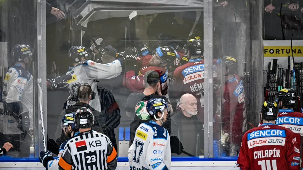 Potyčka mezi střídačkami Sparty a Liberce