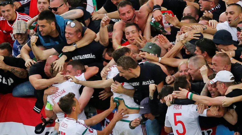 Maďarští hráči se radují s fanoušky