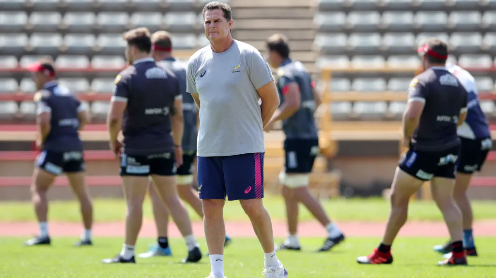 Rassie Erasmus dohlíží na trénink 