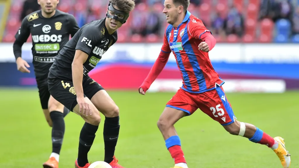 Aleš Čermák z Plzně (vpravo) v utkání s Brnem