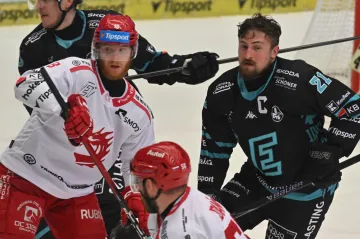 Jiří Černoch z Karlových Varů (bez helmy) v utkání proti Třinci