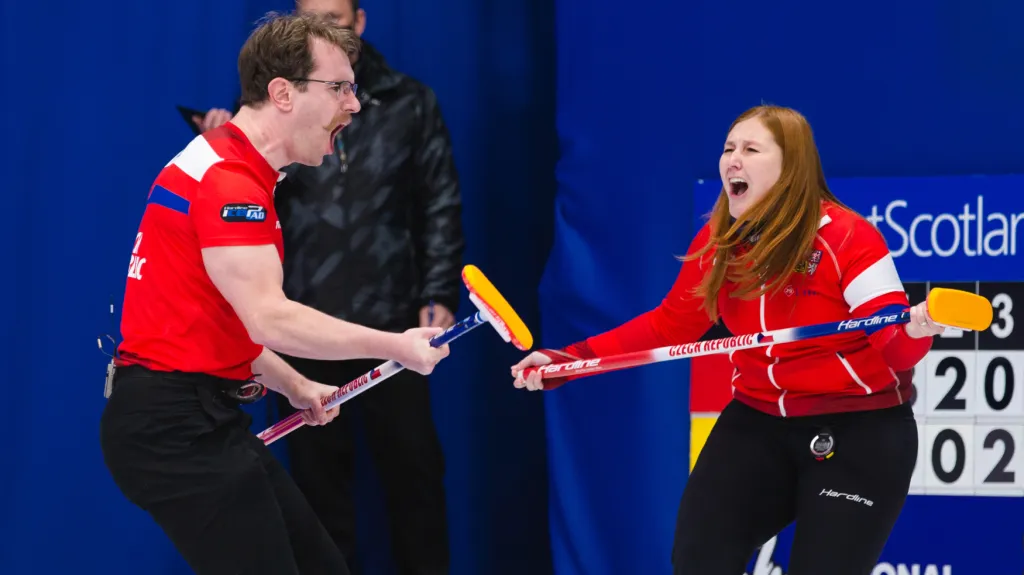 Zuzana Paulová a Tomáš Paul bezprostředně po vítězném kameni, který znamenal postup na olympijské hry