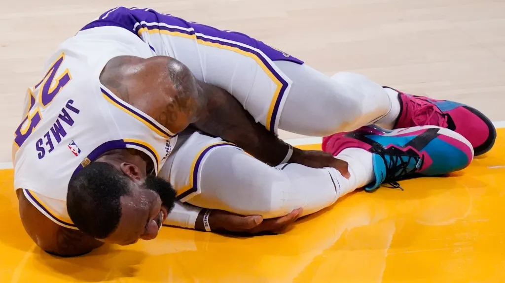 Zraněný LeBron James z LA Lakers v utkání NBA