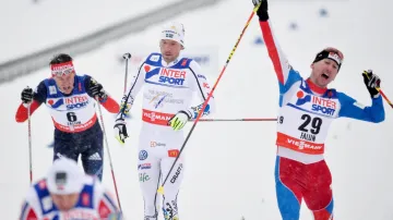 Lukáš Bauer (vpravo) ve finiši závodu na 50 km klasicky