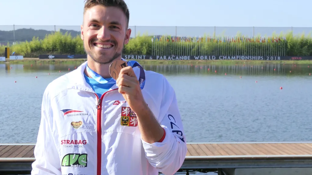 Martin Fuksa s bronzovou medailí z MS ze závodu na 500 metrů