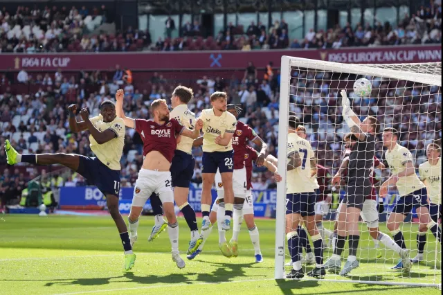 Souček pomohl gólem k výhře West Hamu, uspěl i Kinský s Tottenhamem