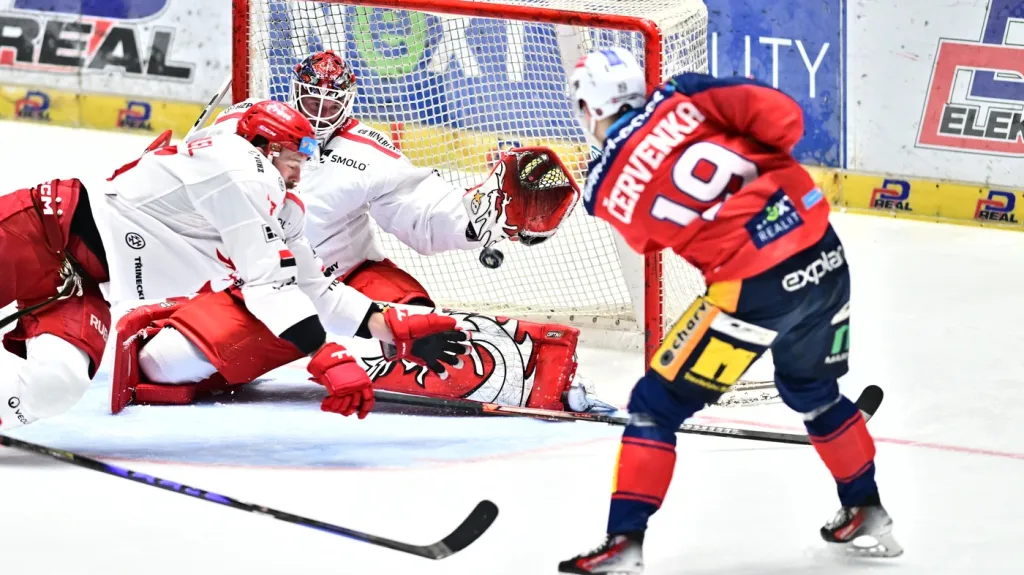 Roman Červenka z Pardubic překonává Ondřeje Kacetla v brance Třince