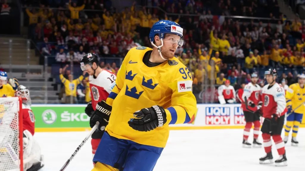 Švéd Gabriel Landeskog se raduje z gólu v síti Rakouska