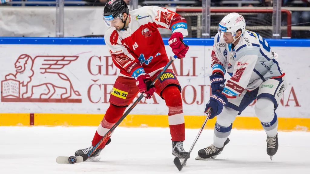 Olomoucký Lukáš Nahodil si chrání puk před Danielem Rákosem