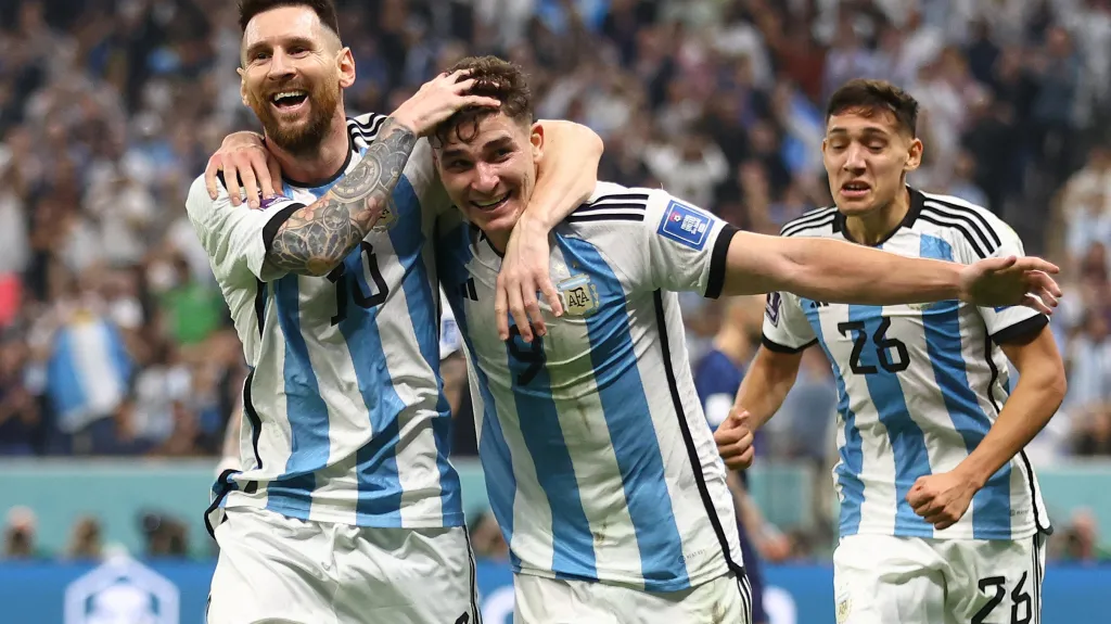 Lionel Messi (vlevo) a Julián Álvarez se radují z gólu Argentiny