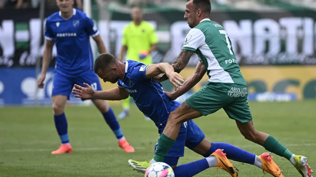 Erik Prekop v souboji o míč