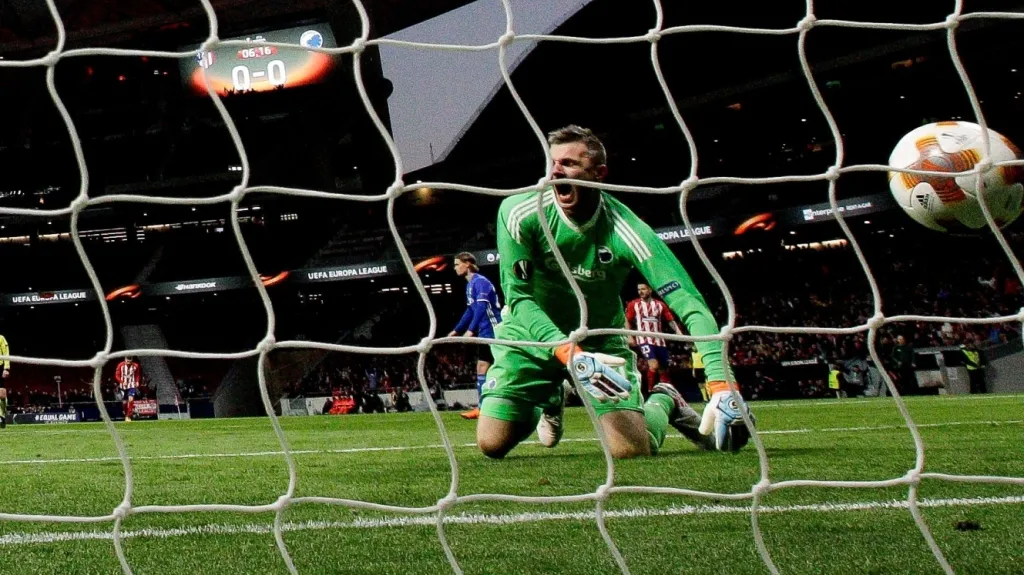 Stephan Andersen inkasuje na stadionu Atlétika