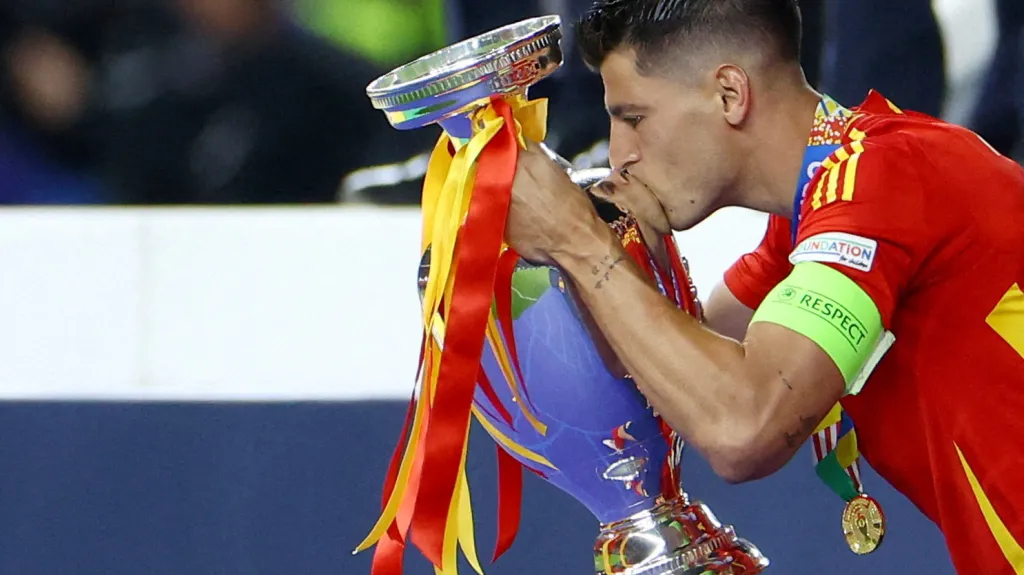 Álvaro Morata s trofejí pro mistry Evropy