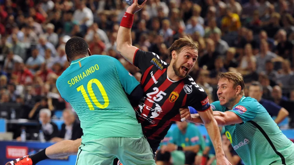 Filip Jícha v dresu Barcelony (vpravo) v utkání proti Skopje